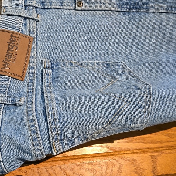 Wrangler Jeans Rugged Wear Classic Fit 5-pocket Wide Leg Men's size 54Wx28L - Picture 3 of 8
